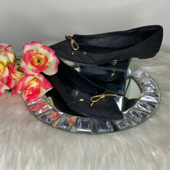 Vince Camuto Black Pointed Toe Ballet Flats With Gold Hardware Bow - Picture 1 of 9
